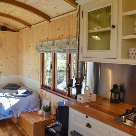 Handcrafted Shepherds Hut Appartement Toppesfield Buitenkant foto