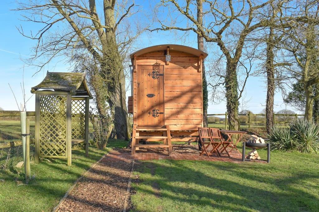 Handcrafted Shepherds Hut Appartement Toppesfield Buitenkant foto