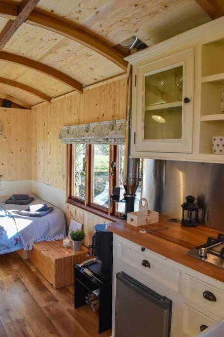 Handcrafted Shepherds Hut Appartement Toppesfield Buitenkant foto